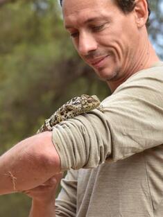Arnaud Lyet holding a chameleon