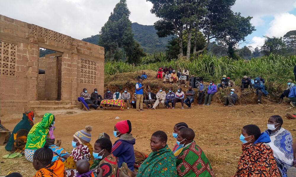 Group photo of the local community at a CONASU meeting.