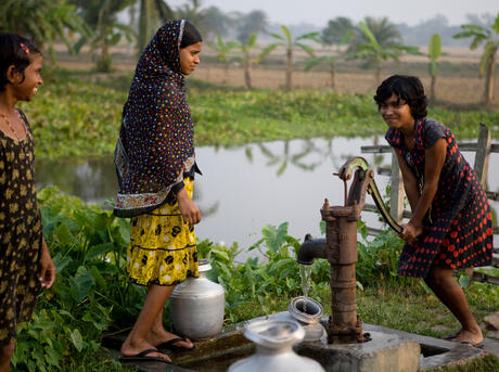 Children collecting water from the stand-pipe