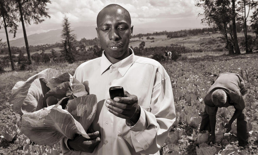 Kenyan farmer sells produce directly to market via cell phone