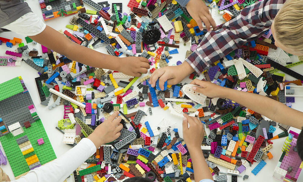 Total bag Flagermus Building a Brighter Future: The LEGO Group and the Bioplastic Feedstock  Alliance journey towards a future built with sustainable materials | Blog  Posts | WWF