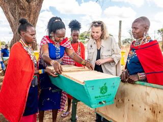 WWF's Loren Mayor learns beeking methods from the Ngaisi Women’s Group in Kenya