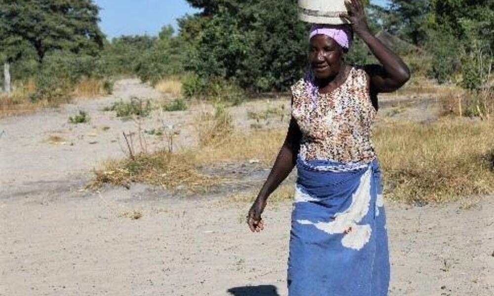 Sepiso Mulonda of the Kapau community carrying bucket of water on her head