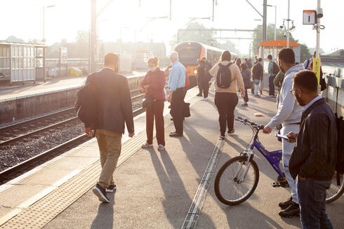 A train platform with commuters