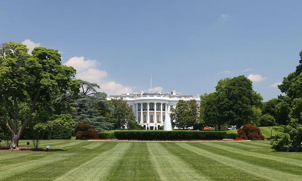 white house and lawn - photo by Daniel Schwen